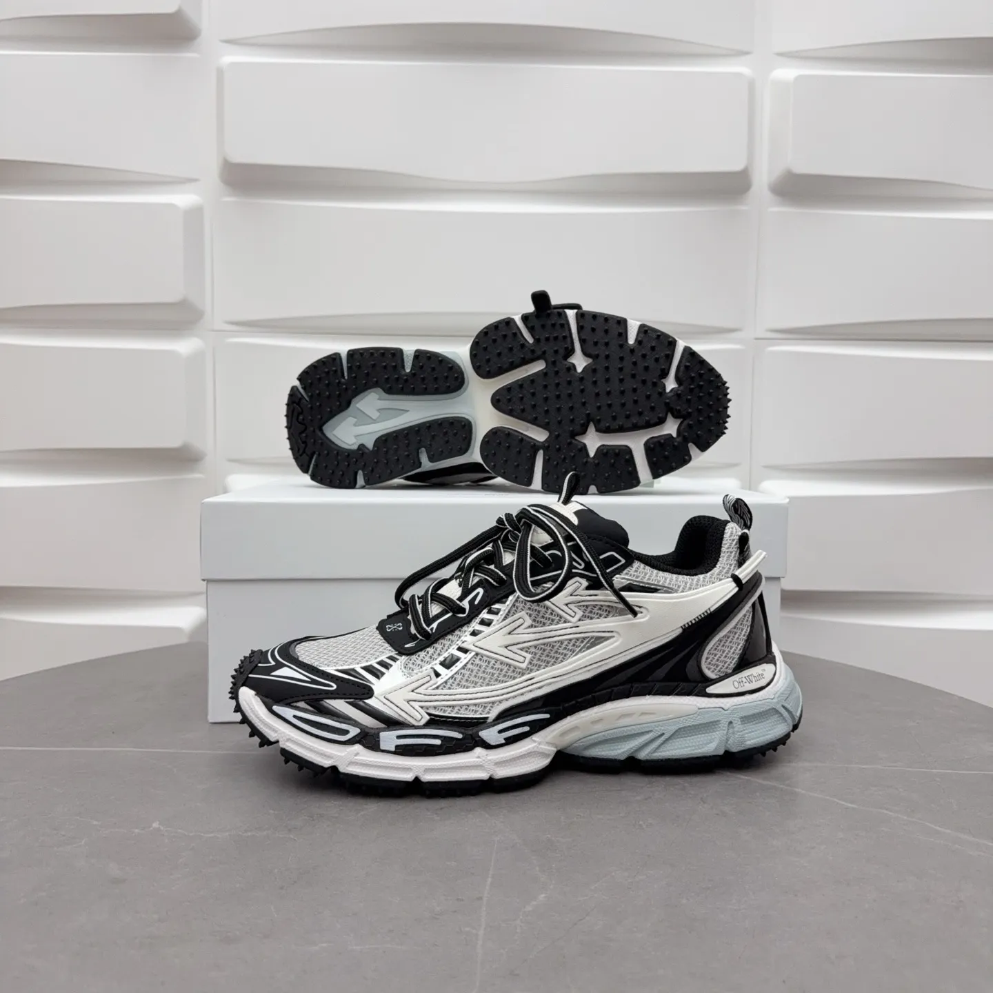 【off- white】P: 720💰Couple style👫, Size: 35-44 (Male 38.45.46 custom-made) High-quality version👊"Out of office" series original mold opening, original lasting, production process 1:1 original version ➰OFF GREY) OFF-WHITE Be Right Back Couple style👫Round toe lace-up arrow pattern low-top lifestyle casual shoes green. A running shoe called the "Be Right Back" sneaker. The design of this sneaker is inspired by Japanese sports aesthetics and craftsmanship, with running performance and principles at its core.